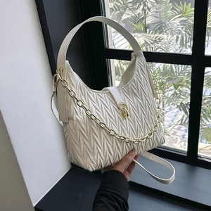 Borsa a tracolla bianca a pieghe con catena dorata e chiusura, stile borsa a gnocco