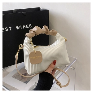 Sac à main blanc froncé avec poignée marron plissée et bandoulière amovible chic