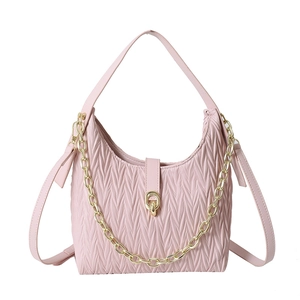 Borsa hobo rosa plissettata con catena dorata e tracolla per un look elegante