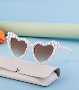 Mode Herz Sonnenbrille mit Perlenrahmen und cremefarbenem Lederetui für Damen