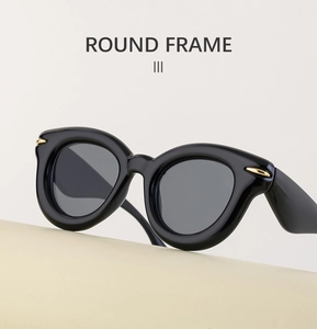 Gros plan sur les lunettes de soleil rondes rétro noires avec détails en métal doré