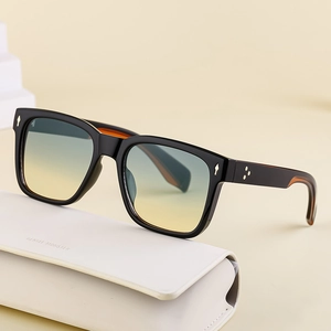 Lunettes de soleil carrées rétro avec verres dégradés et rivets métalliques
