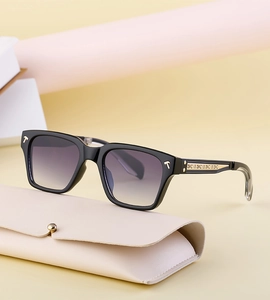 Lunettes de soleil carrées noires avec verres dégradés, détails dorés et étui cuir