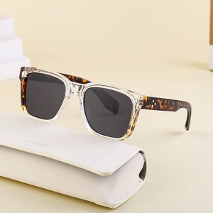 Lunettes de soleil rétro carrées avec branches écaillées sur étui en cuir blanc