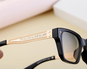 Vue détaillée de lunettes de soleil vintage avec branches dorées gravées et charnière T