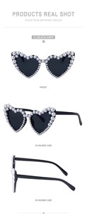 Drei Ansichten der herzförmigen Sonnenbrille mit Perlenrahmen und dunklen Gläsern