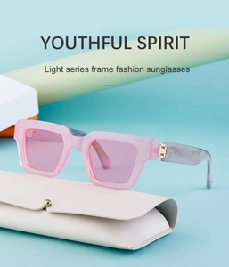 Gros plan de lunettes roses avec branches effet marbre et étui en cuir beige