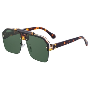 Occhiali da sole vintage punk con montatura tartarugata e lenti verde scuro