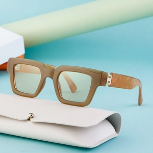 Lunettes de soleil carrées chic avec branches ambrées et étui en cuir beige