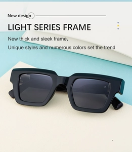Gros plan de nouvelles lunettes de soleil carrées noires à monture épaisse et verres gris