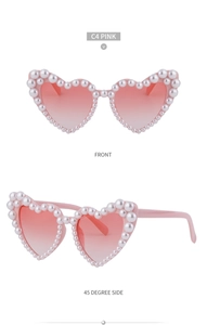 Detaillierte Vorder- und Seitenansicht der herzförmigen Sonnenbrille mit Perlenrahmen