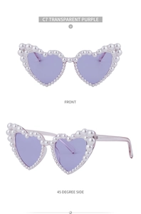 Detailansicht der herzförmigen Perlen-Sonnenbrille in Lila von vorne und von der Seite