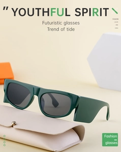Detailansicht der dunkelgrünen Breitrahmen-Sonnenbrille mit rosa Lederetui