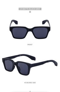 Détails de lunettes de soleil carrées noir mat avec accents T en argent et branches