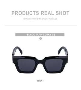 Vue de face de lunettes de soleil carrées noires avec verres gris et fini brillant