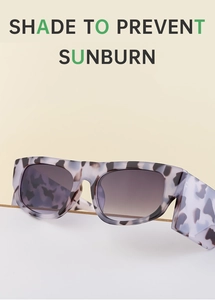 Detailansicht der Cat-Eye-Sonnenbrille mit breitem Rahmen in Marmoroptik und Gläsern