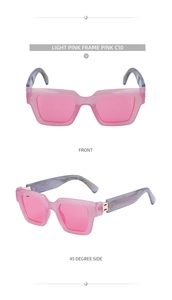 Vues de face et à 45 degrés de lunettes de soleil carrées rose clair avec verres roses