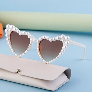 Modische herzförmige Sonnenbrille mit Perlenrahmen und Gläsern mit Farbverlauf