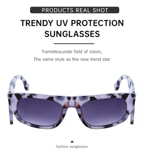 Detail einer trendigen Rechteck-Sonnenbrille mit geflecktem Rahmen und lila Verlaufsgläsern