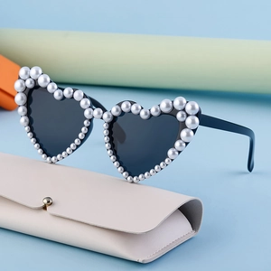 Modische herzförmige Sonnenbrille mit Perlenrahmen, grauen Gläsern und Brillenetui