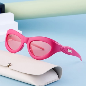 Vibrant pink Y2K cat-eye sunglasses with ribbed temples and premium beige leather case