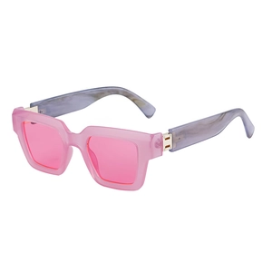 Lunettes de soleil carrées roses pour femme avec branches marbrées et décor en métal