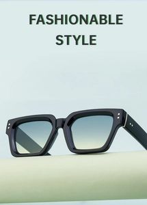 Detalle de gafas de sol cuadradas negras con lentes degradadas de azul a amarillo y tachuelas