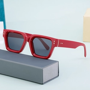 Gafas de sol cuadradas rojas retro con lentes grises y remaches metálicos de moda