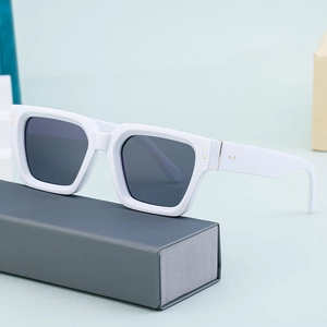 Gafas de sol cuadradas blancas retro para hombre con lentes oscuras y remaches oro