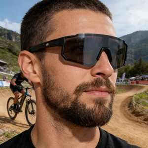 Polarized square frame sports sunglasses for men and women, ideal for cycling and outdoor