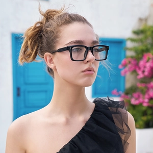Κλασικά μαύρα τετράγωνα γυαλιά από οξική κυτταρίνη με χρυσές λεπτομέρειες σε άνδρα