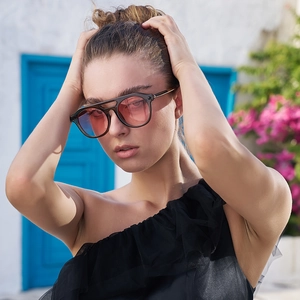 Steampunk sunglasses with gradient pink lenses and double bridge on a female model