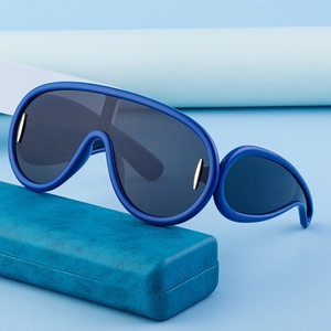 Blauwe oversized sportzonnebril met mat montuur en bijpassende stevige opbergkoffer