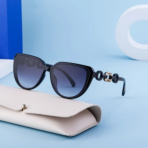 Lunettes de soleil œil-de-chat avec verres dégradés bleus et branches en chaîne