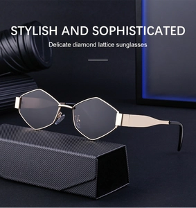 Détail de lunettes de soleil losange en métal avec étui noir texturé et monture dorée