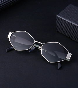 Vue détaillée des lunettes de soleil géométriques argentées montrant le modèle Z391 et CE