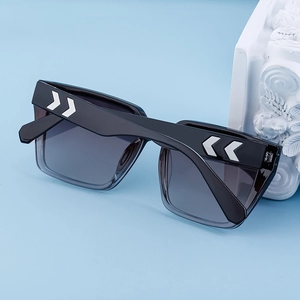 Detail der quadratischen Vintage-Sonnenbrille mit Verlaufsrahmen und Pfeildekor
