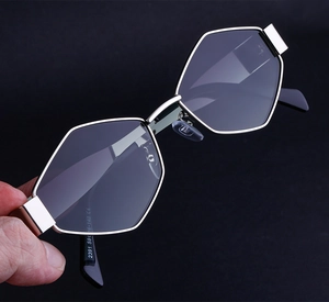 Détail de lunettes de soleil argentées montrant le modèle 2391 et le marquage CE