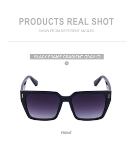 Vorderansicht der quadratischen schwarzen Sonnenbrille mit grauen Verlaufsgläsern