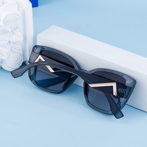 Détail de la charnière en métal doré en V sur les lunettes de soleil œil de chat