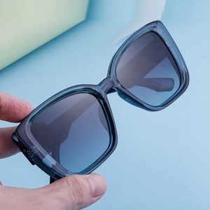 Détail de lunettes de soleil œil de chat avec monture bleu-gris et verres dégradés élégants