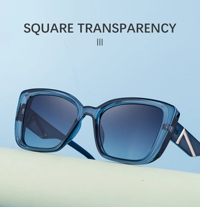 Détail de lunettes de soleil carrées bleues transparentes avec décor en V doré sur branche