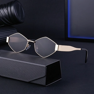 Lunettes de soleil hexagonales dorées avec branches larges sur étui noir texturé