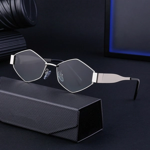 Lunettes de soleil géométriques en métal avec branches larges et étui