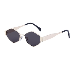 Lunettes de soleil géométriques hexagonales tendance avec monture métal doré et verres foncés