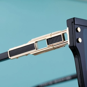 Gros plan détaillé des charnières dorées et des clous décoratifs sur lunettes punk noires