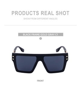 Vue avant de lunettes de soleil punk carrées avec monture noire et rivets dorés