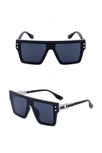 Détail de lunettes de soleil punk carrées avec rivets métalliques et branches argentées