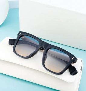 Detail of square gradient lenses and gold accents on fashion sunglasses ZS98154