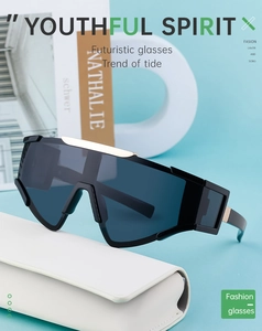 Détail de lunettes de soleil futuristes à monture noire avec un étui de rangement blanc